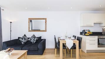 City Apartment, 1 King Bed, Non Smoking, City View | Living area | Flat-screen TV