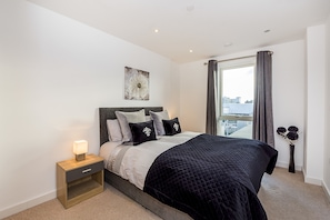 1 bedroom, Egyptian cotton sheets, premium bedding - Highlife Lexington Apartments (Slough)