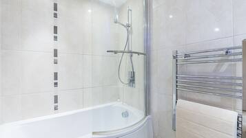 City Apartment, 1 King Bed, Non Smoking, City View | Bathroom | Combined shower/tub, deep soaking tub, free toiletries, hair dryer