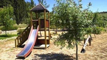 Tempat bermain anak - outdoor