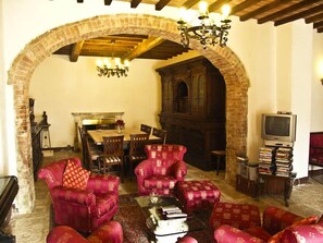 Villa, meerdere slaapkamers, niet-roken | Woonruimte | Een flatscreentelevisie