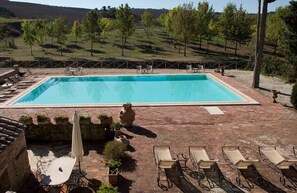 Piscina coperta, piscina stagionale all'aperto, ombrelloni da piscina