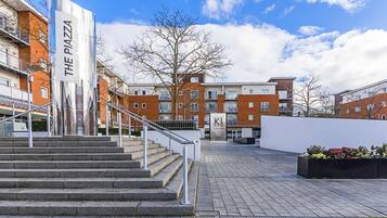 Un bâtiment moderne avec un escalier menant à un espace d’entrée plat.