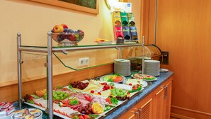 朝食 (ビュッフェ)、毎日提供 (無料)