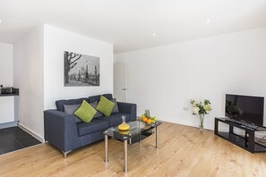 49-Zoll-Flachbildfernseher mit Premium-TV-Sendern, Smart-TV