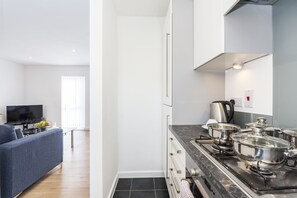 Apartment, 1 Bedroom | Private kitchen | Full-sized fridge, microwave, oven, stovetop - Gweal House Apartments (Reading)