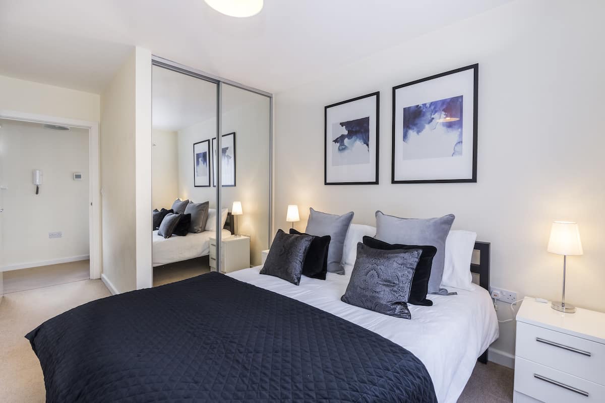 1 bedroom, Egyptian cotton sheets, premium bedding