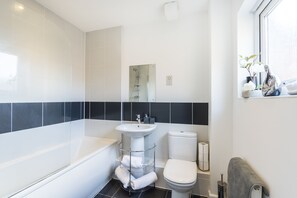 Apartment, 1 Schlafzimmer | Badezimmer | Duschwanne, Komfortbadewanne, Regendusche, Haartrockner
