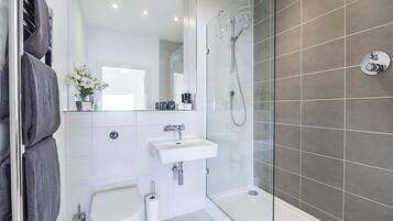Executive Apartment, 2 Bedrooms, 2 Bathrooms, Garden View | Bathroom | Combined shower/bathtub, deep-soaking bathtub, free toiletries