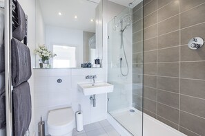 Executive Apartment, 2 Bedrooms, 2 Bathrooms, Garden View | Bathroom | Combined shower/bathtub, deep-soaking bathtub, free toiletries - Heron House Apartments (Reading)