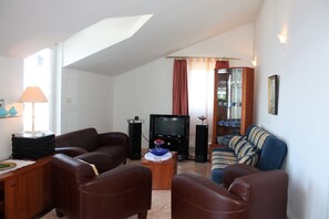 Penthouse Apartment, Terrace | Area soggiorno | TV a schermo piatto