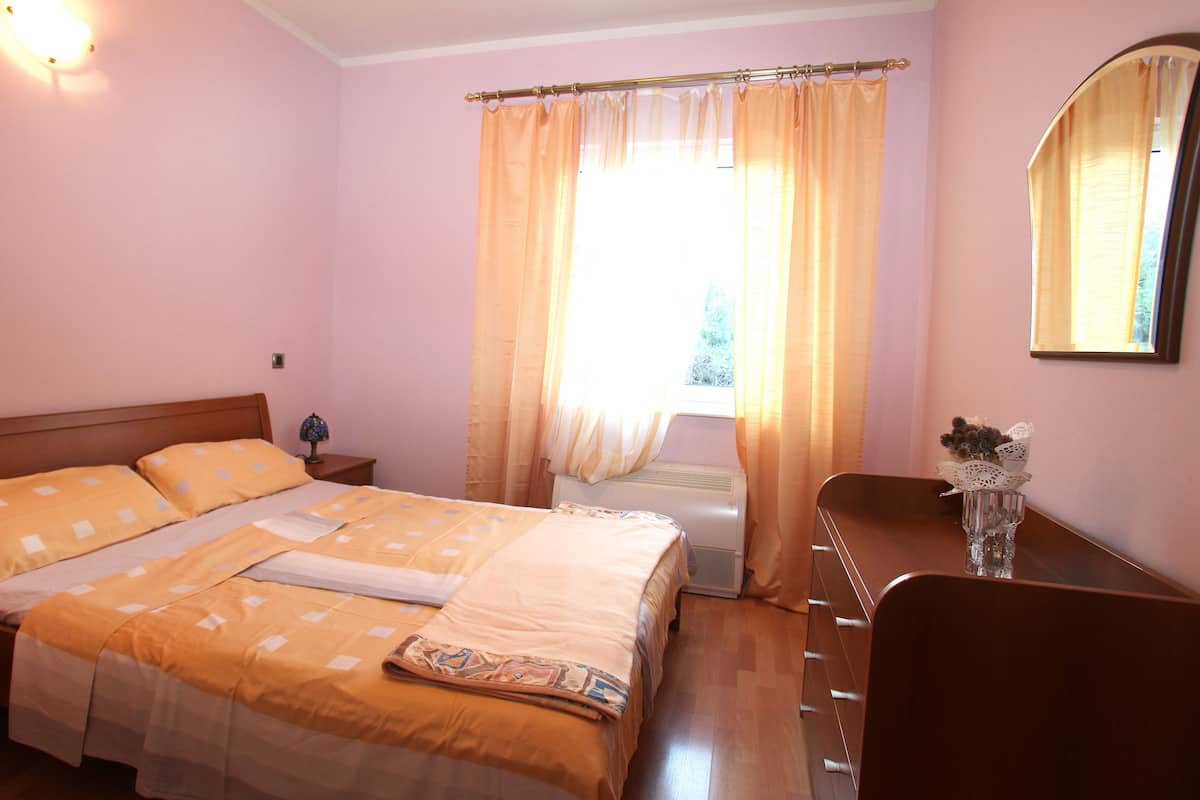 Deluxe Suite | Egyptian cotton sheets, premium bedding, desk, iron/ironing board