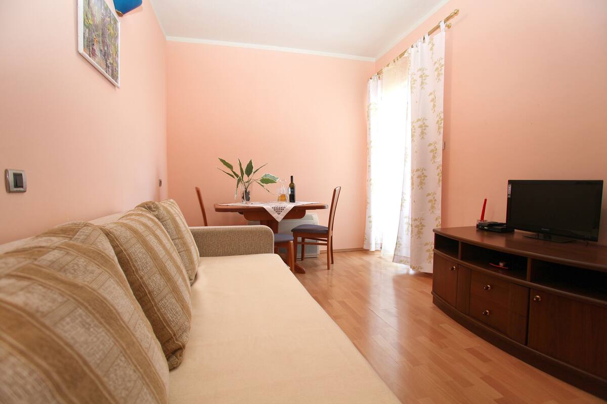 Phòng Suite Cao cấp, 1 giường cỡ queen và sofa giường, không hút thuốc (2) | Bộ trải giường bằng vải cotton Ai Cập, bộ đồ giường cao cấp, bàn