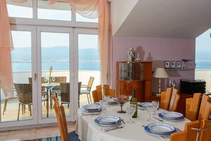 Penthouse Apartment, Terrace | Dineren in de kamer