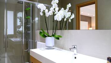 Dusche, kostenlose Toilettenartikel, Haartrockner