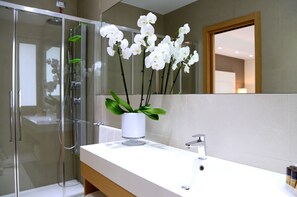 Dusche, kostenlose Toilettenartikel, Haartrockner