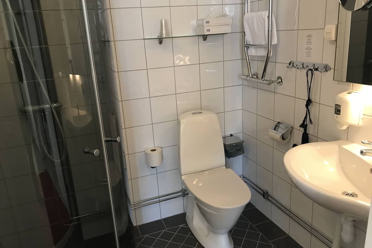 double room | bathroom | shower, towels