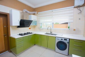 Luxury-Apartment, 3 Schlafzimmer | Eigene Küche | Großer Kühlschrank, Mikrowelle, Ofen, Herdplatte
