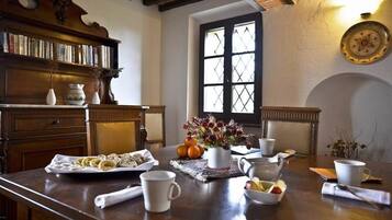 Villa, Multiple Bedrooms, Non Smoking | In-room dining