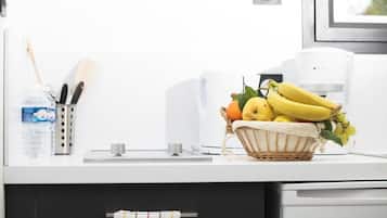 Apartamento | Cocina básica privada | Frigorífico, microondas, placa de cocina y máquina de café espresso