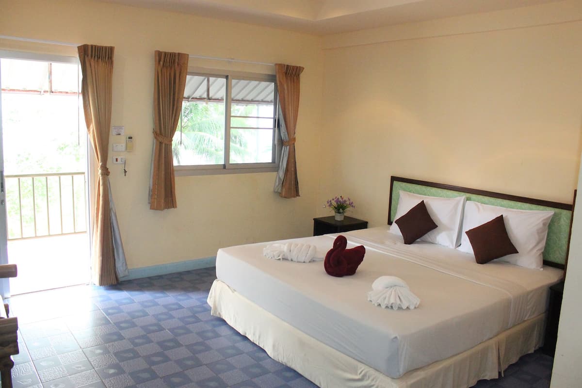 In-room safe, desk, free WiFi