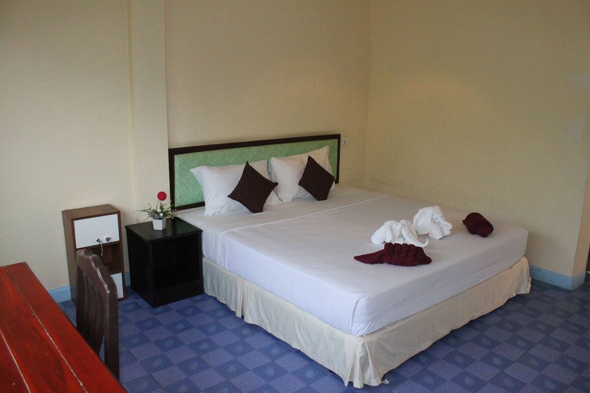 Grand Double Room with Garden View | Caja fuerte, escritorio, wifi gratis