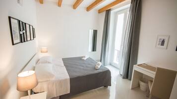 Escritorio, wifi gratis y ropa de cama