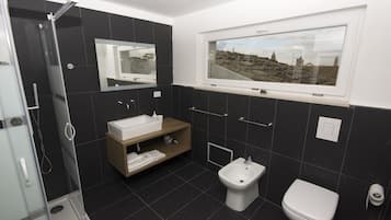 Kamar Double atau Twin Royal, Bebas Asap Rokok, teras | Kamar mandi | Shower, pancuran hujan, perlengkapan mandi gratis, dan pengering rambut