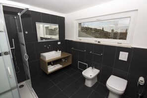 Royal kamer, 1 twee- of 2 eenpersoonsbedden, niet-roken, terras | Badkamer | Een douche, een regendouche, gratis toiletartikelen, een haardroger