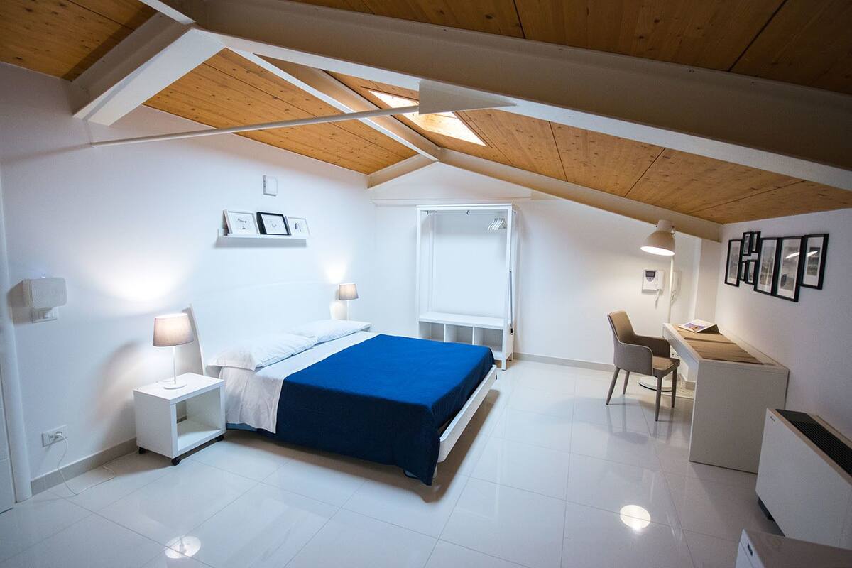 Suite n.6 | Desk, WiFi (free), bed sheets