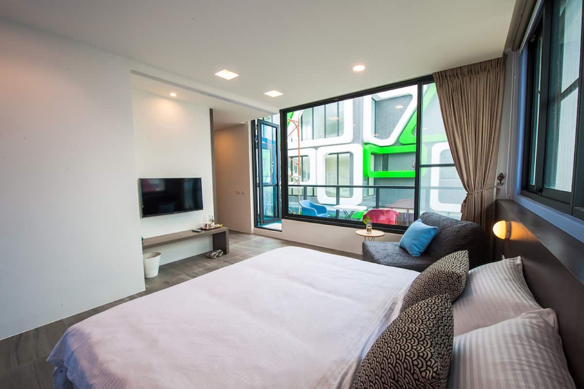 Gallery Double Room, 1 Queen Bed, Non Smoking, Courtyard View | Desk, rollaway beds, free WiFi, bed sheets
