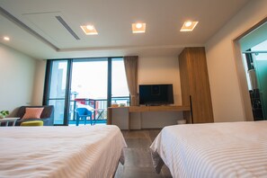 Comfort Quadruple Room, 2 Queen Beds, Non Smoking, Courtyard View | Desk, rollaway beds, free WiFi, bed sheets - Xiang Xiang B&B (Magong)