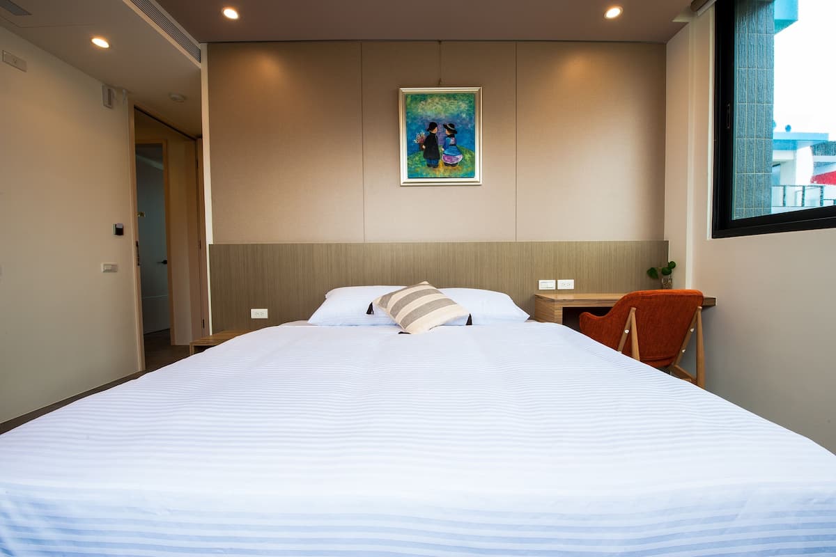 Design Double Room, 1 Queen Bed, Non Smoking | Desk, rollaway beds, free WiFi, bed sheets