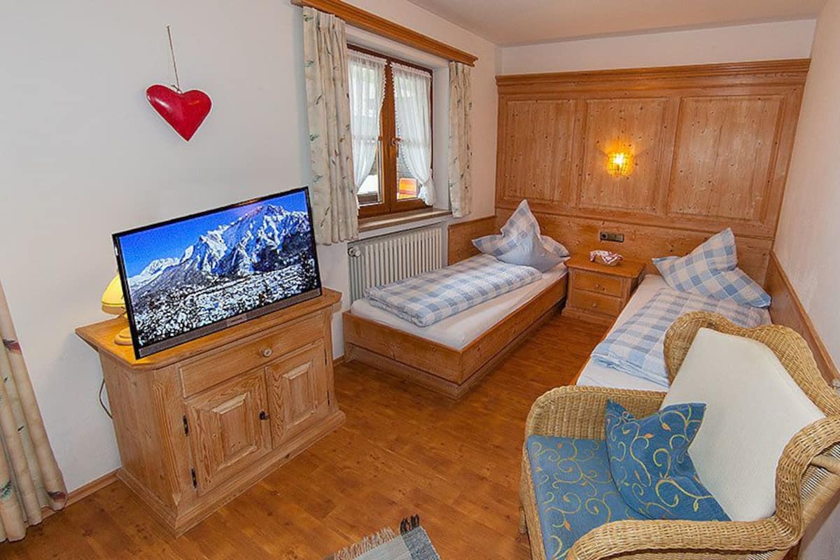 Apartment | Living area | Flat-screen TV