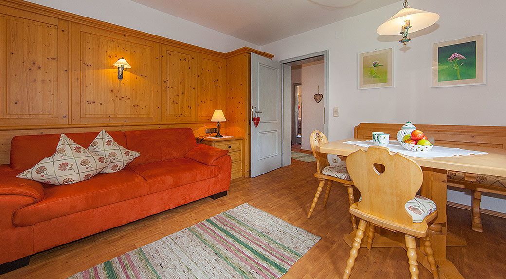 Apartamento, balcón | Zona de estar | Una televisión de pantalla plana