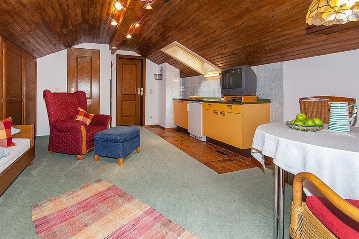 Studio | Living area | Flat-screen TV