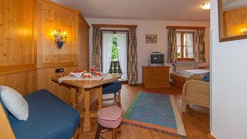 Căn hộ (Ground Floor) | Khu phòng khách | TV màn hình phẳng