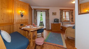 Apartment (Ground Floor) | Wohnbereich | Flachbildfernseher