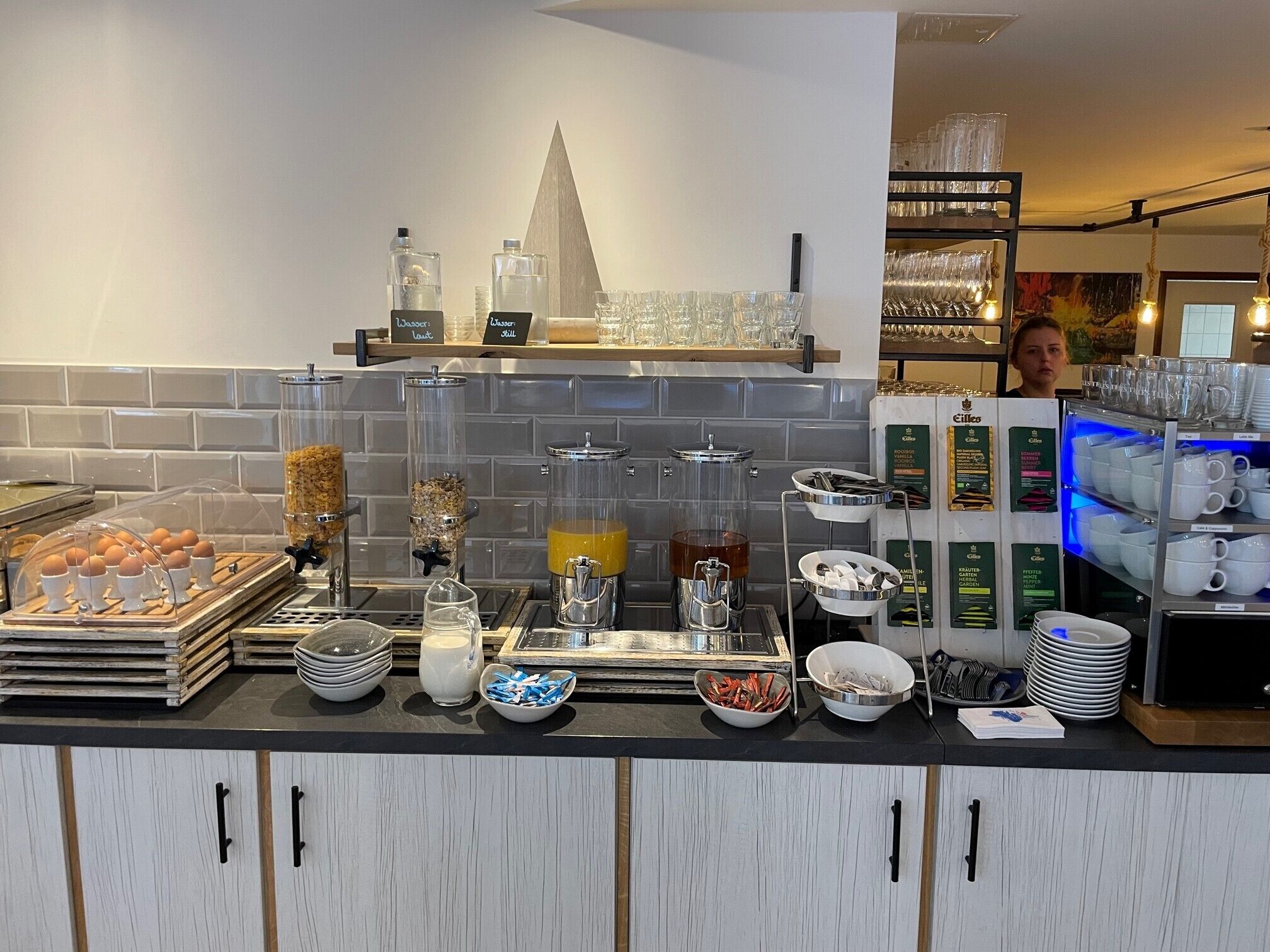 Un buffet de petit-déjeuner proposant une variété d’aliments et de boissons, notamment des œufs, des céréales et du café.