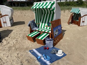 在海灘附近、白沙、海灘接駁車、躺椅