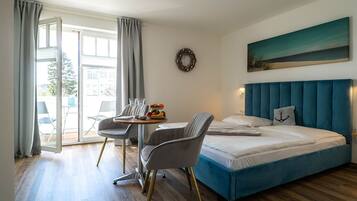 Luxury-Doppelzimmer | Wohnbereich | 40-Zoll-Flachbildfernseher mit Satellitenempfang