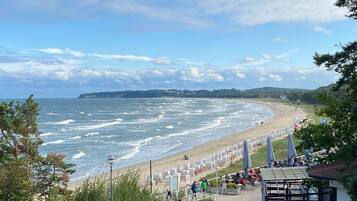 In Strandnähe, weißer Sandstrand, Shuttle zum Strand, Liegestühle