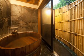 Zimmer (Type A) | Badezimmer | Kostenlose Toilettenartikel, Haartrockner