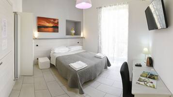 Quarto casal conforto, vista para a cidade | Roupas de cama premium, frigobar, cofres nos quartos, escrivaninha