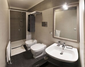 Classic Double or Twin Room, City View | Bathroom | Shower, free toiletries, hair dryer, bidet - B&B Solimena (Naples)