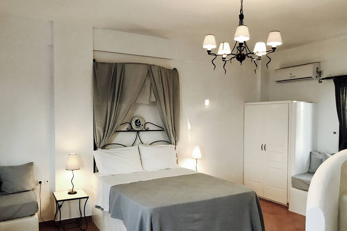 Premium bedding, in-room safe, iron/ironing board (on request)
