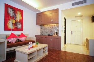 Escritorio, wifi gratis y ropa de cama 