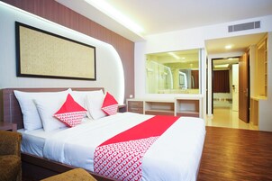 Escritorio, wifi gratis y ropa de cama 