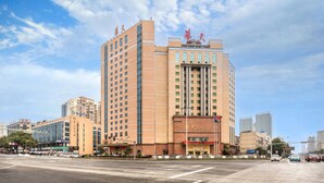 A tall hotel with multiple floors, a prominent entrance, and a large sign with Chinese characters. - Yiyang Huatian Hotel (Yiyang)