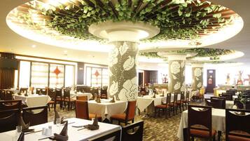 Daily buffet breakfast (CNY 124.2 per person)